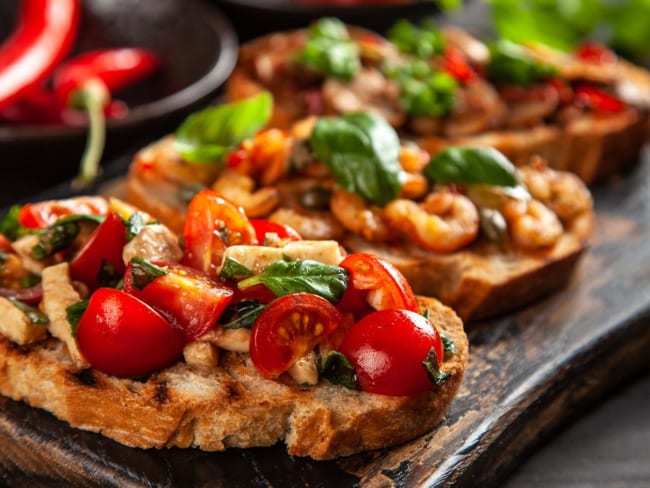 Bruschetta chaude parfaite pour un déjeuner