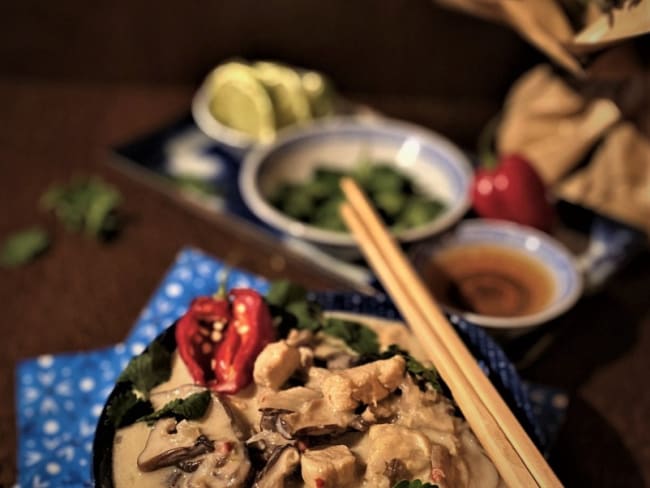 Soupe thaï poulet et lait de coco "tom kha gai" ou "tom kha kai"