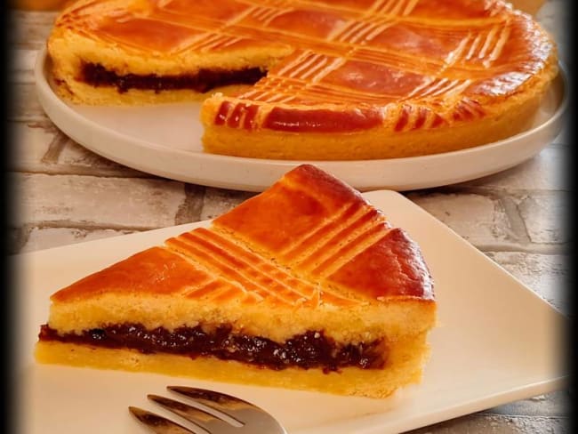 Gâteau breton fourré à la crème de pruneaux