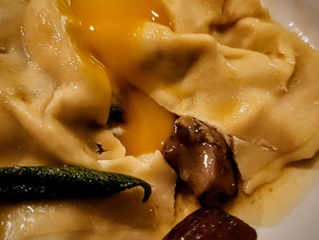 Ravioli surprenant au jaune d’œuf et cèpes