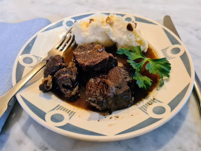 Joues de bœuf confites, mousseline de panais aux noisettes