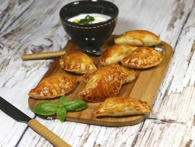 Empanadas avec un reste de poulet, au basilic, et sauce yaourt