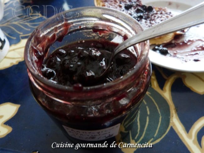 Confiture maison de framboises et myrtilles