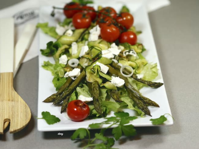 Salade chaude d'asperges vertes et courgettes au fromage de chèvre