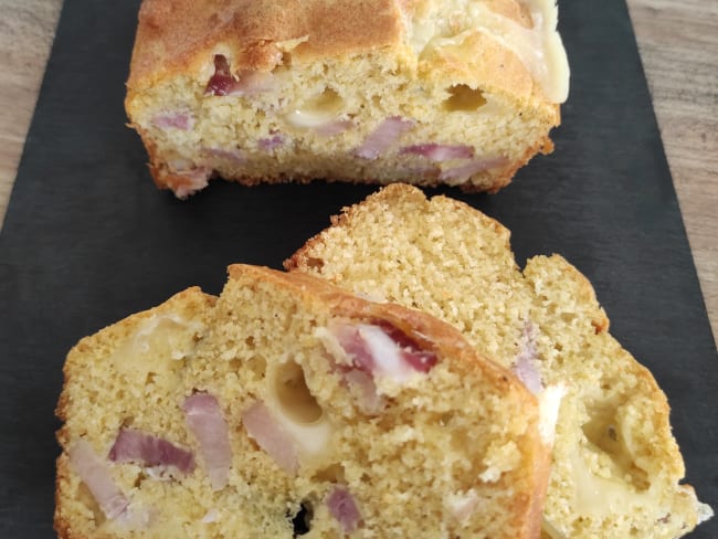 Cake croustillant à la polenta et au morbier pour l'apéritif