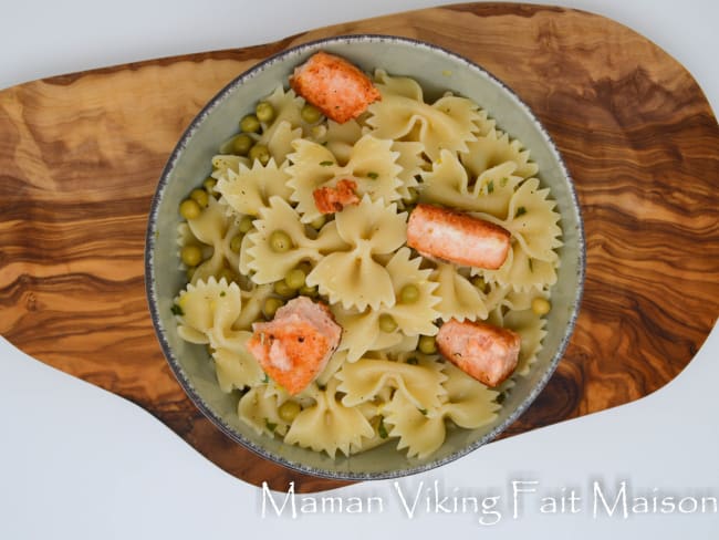 Salade de pâtes farfalle, petits pois et saumon