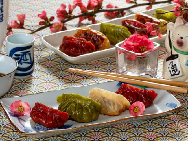 Gyozas trois couleurs, rouge, vert et blanc, au poulet