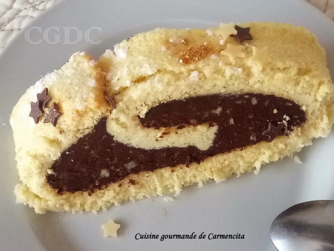 Gâteau roulé au chocolat et noisette à base de génoise