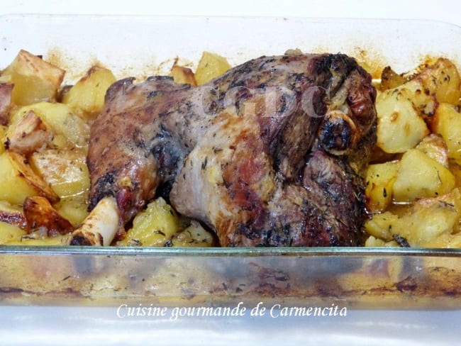 Gigot d'agneau et pommes de terre rôties pour le déjeuner de Pâques