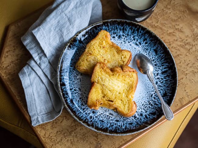 Brioche perdue trempée dans la glace à la vanille fondue et poêlée