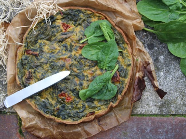 Quiche épinards curry et tomates séchées - une tarte salée vegan