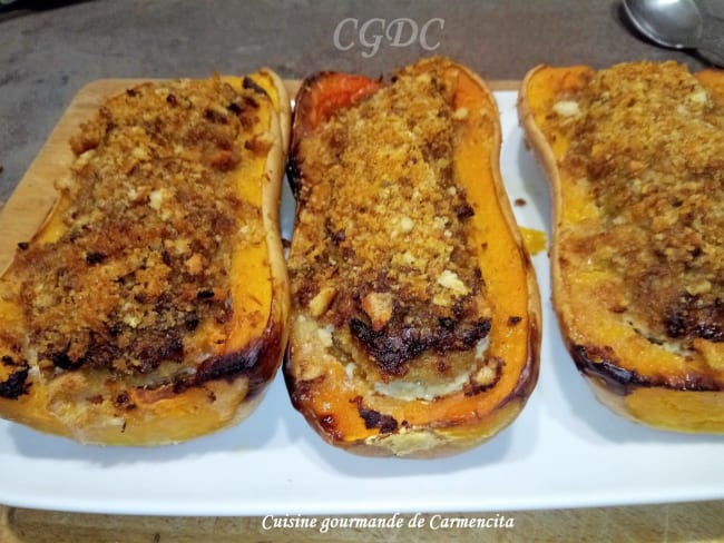 Butternut farcie et gratinée au pain rassis aillé