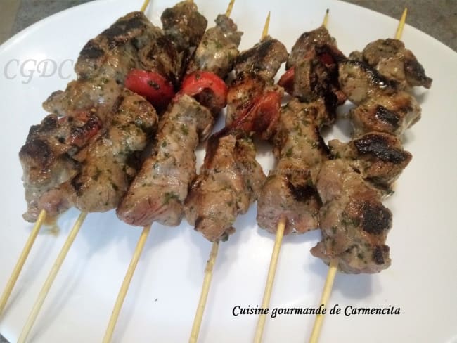 Brochettes de gigot d'agneau à la plancha pour fête de Pâques ensoleillée