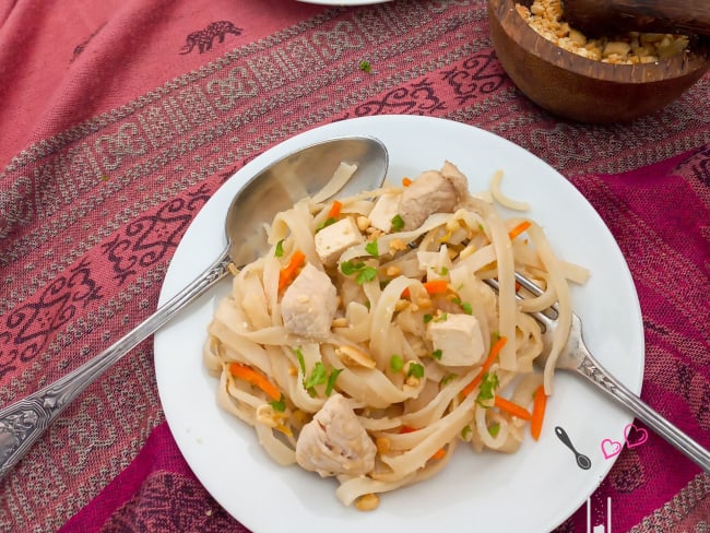 Pad thaï au tofu et poulet facile et savoureux 