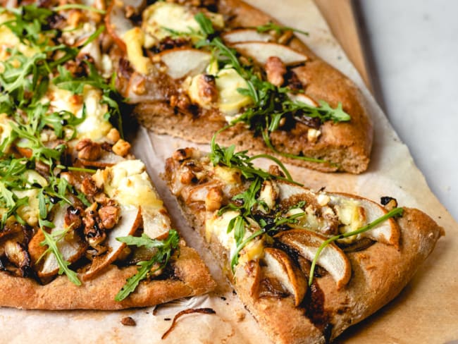 Pizza aux oignons caramélisés, poires, chèvre et réduction balsamique