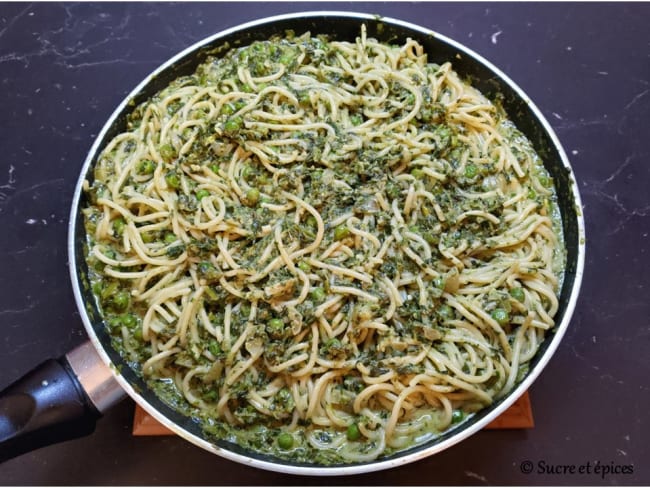 Spaghetti en sauce crémeuse aux épinards et petits pois