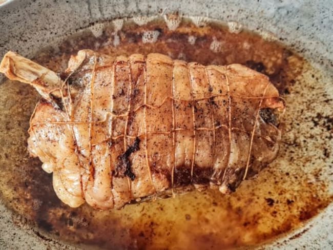 Épaule d'agneau entière rôtie au four... inratable !