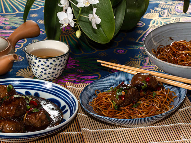 Boulettes de bœuf, sauce Général Tao et nouilles sautées