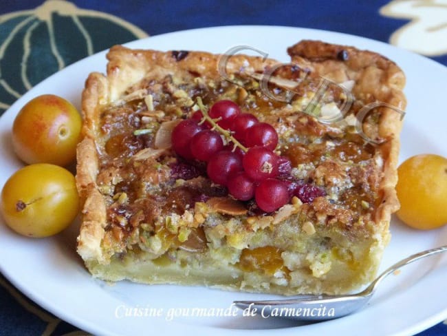 Tarte aux mirabelles et groseilles à la crème de pistaches