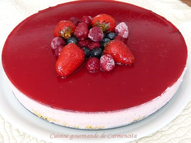 Bavarois aux fraises sur génoise et son miroir aux framboises