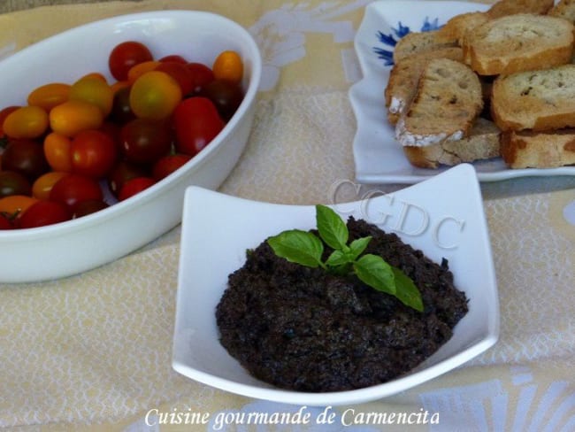 Tapenade aux olives noires avec des câpres