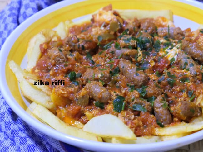 Piperade aux merguez façon chakchouka et frites de pommes de terre