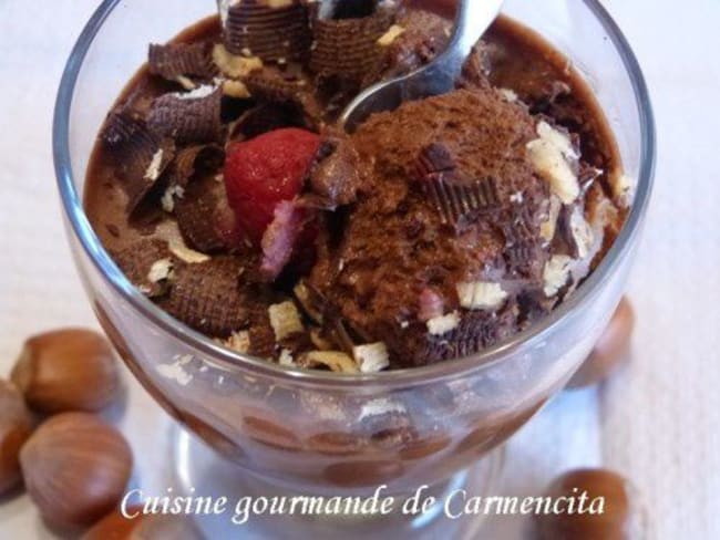 Crème chocolat noir aux noisettes et parfumée au rhum