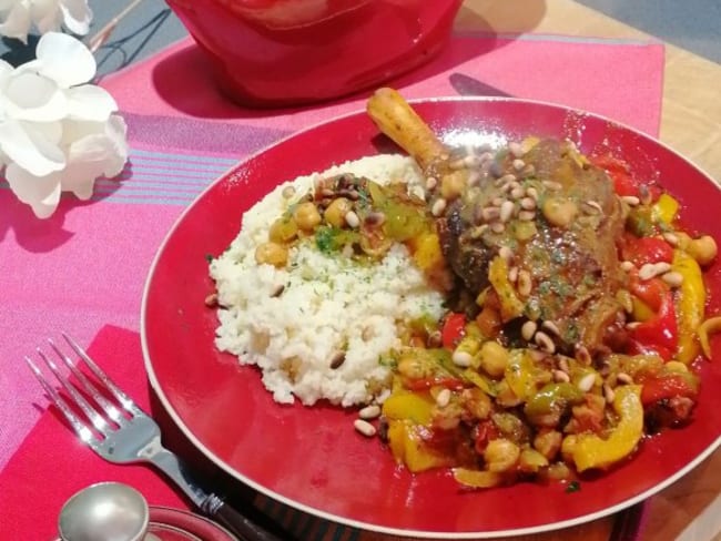 Tajine de souris d’agneau aux poivrons à l’huile d’argan et pignons de pin torréfiés.