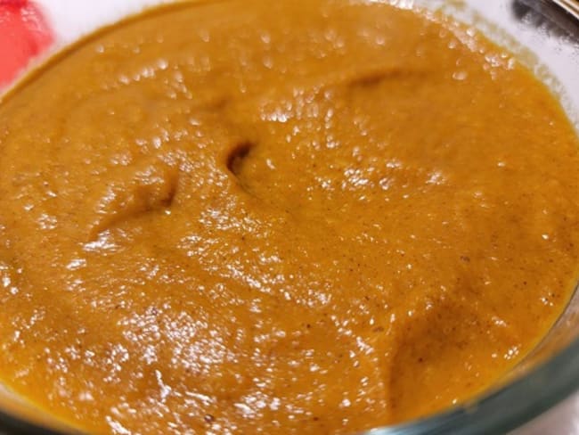 Pâte de curry à la mangue, un condiment qui se marie bien avec le poulet ou le porc