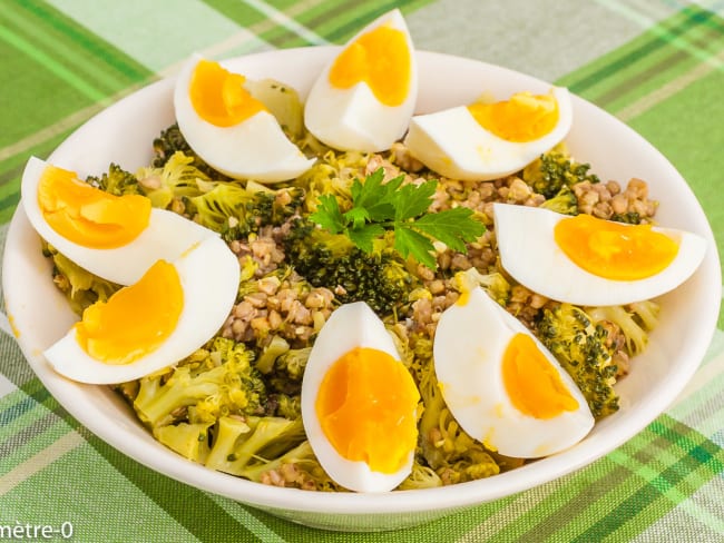 Salade de sarrasin au brocolis et œufs durs pour votre pause déjeuner