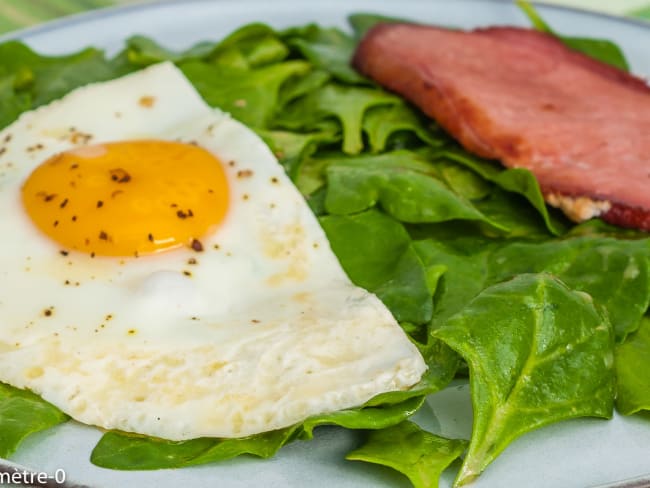 Salade d’épinards, oeuf et bacon, un plat rapide et gourmand