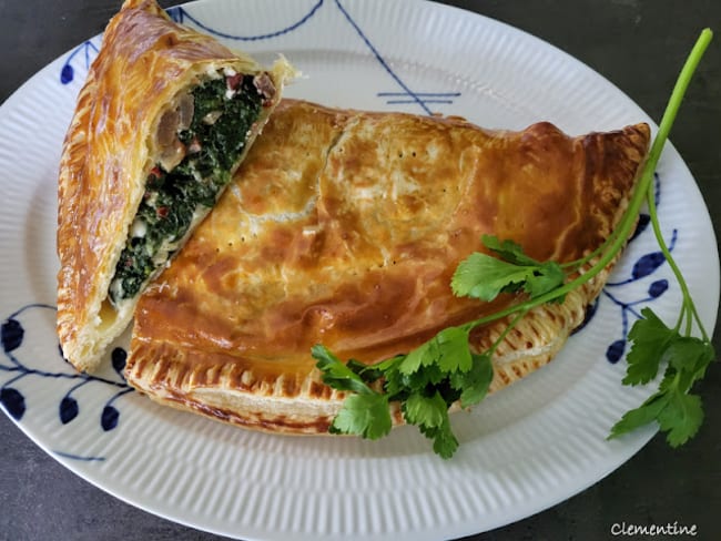 Chausson feuilleté aux épinards, fromage et guanciale