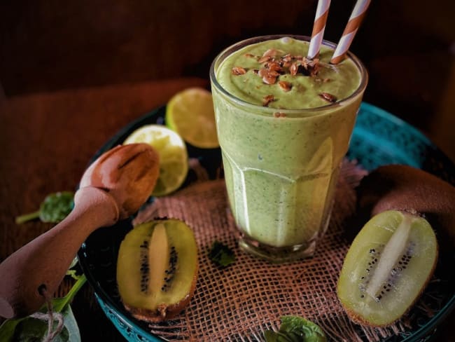 Green Smoothie aux kiwis, citron vert et pousses d’épinards riche en vitamines