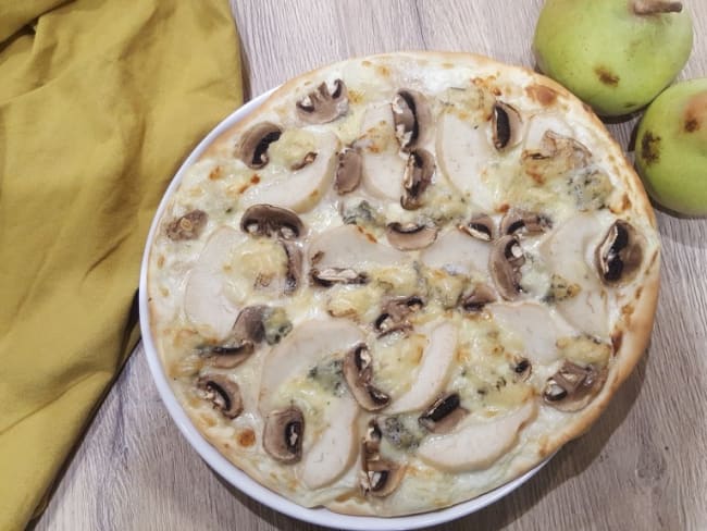 Pizza poires, champignons et fromage gorgonzola