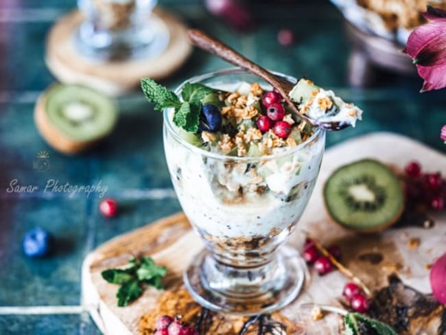 Parfait léger au kiwi, yaourt grec et granola