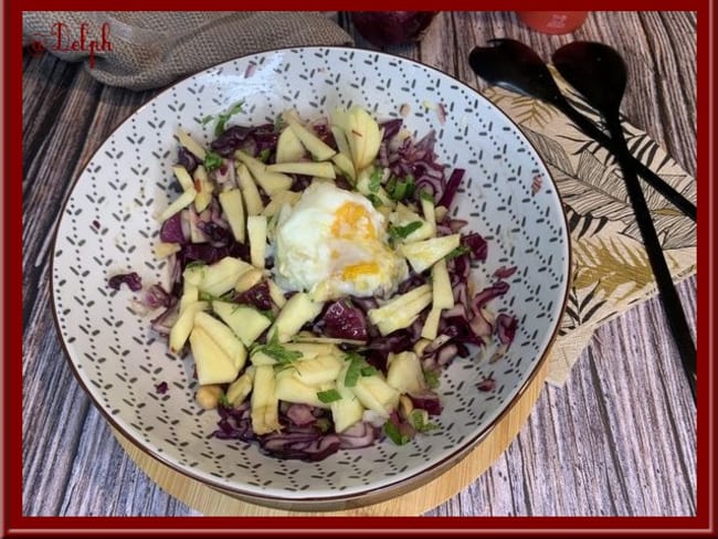 Salade équilibrée de chou rouge aux pommes et œuf poché