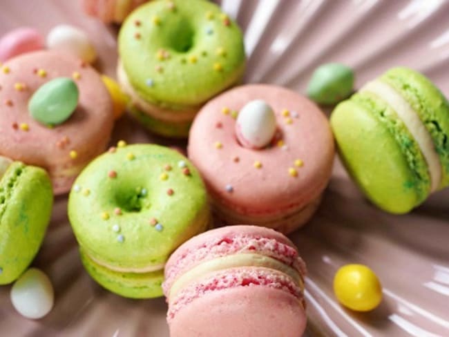 Macarons de Pâques au Caramel, aux couleurs pastels