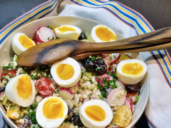 Salade fraîche d'orge perlé aux œufs, sauce tahin