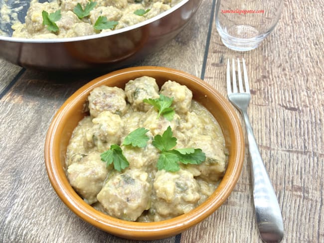 Albóndigas en salsa de vino blanco