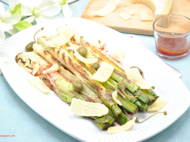 Salade de poireaux grillés, câpres, orange sanguine et parmesan