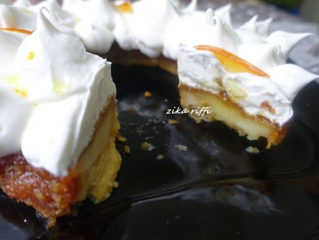 Gâteau renversé aux pommes caramélisées garni de crème chantilly, sirop et zeste d'oranges confits.