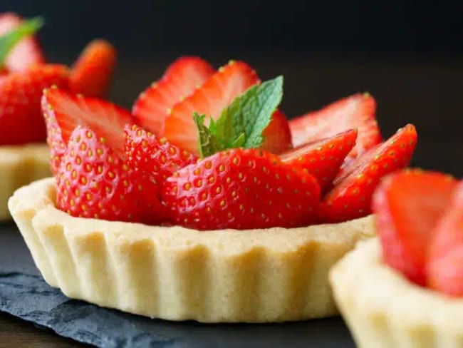 Tartelettes aux fraises et crème pâtissière à la vanille