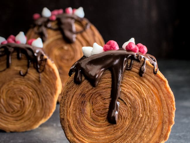 Le New-York roll croissant, à la pâte levée feuilletée roulée et garnie de crème