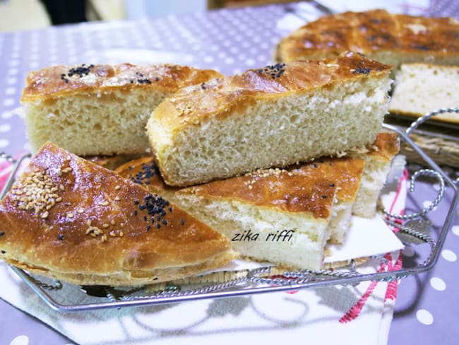 Pain maison brioché à la semoule, au four au mahlepi (khobz dar)