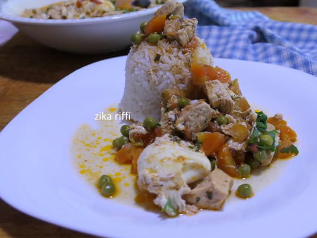 Riz garni de sauce au paprika fort, poulet et légumes de saison