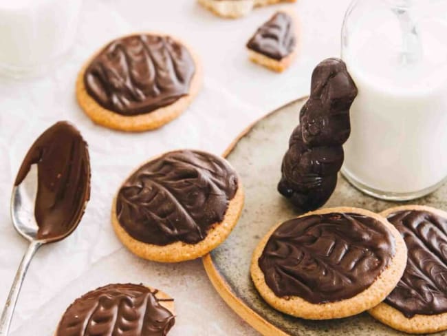 Des biscuits sablés recouvert d'une délicieuse couche de chocolat