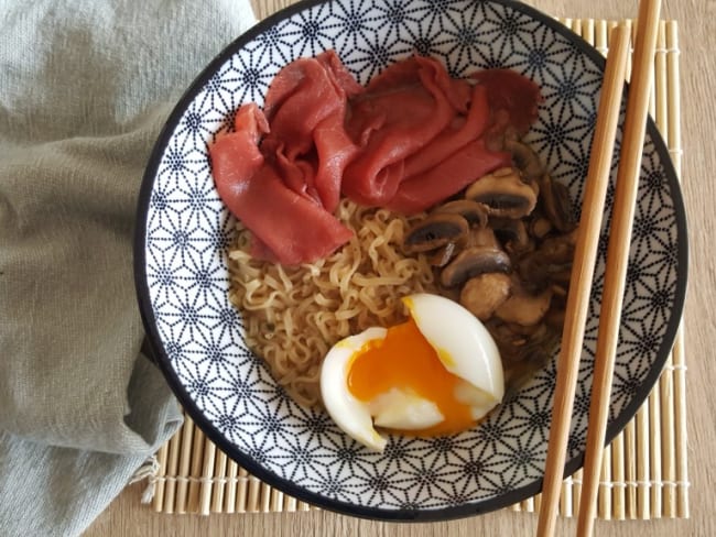 Nouilles instantanées au boeuf comme des ramen