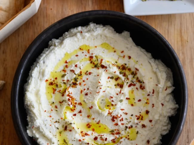 Dip de feta crémeuse à l'huile d'olive et au piment