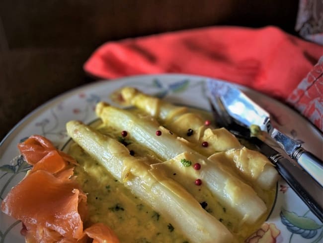 Asperges blanches au vieux Comté et émulsion de ratte