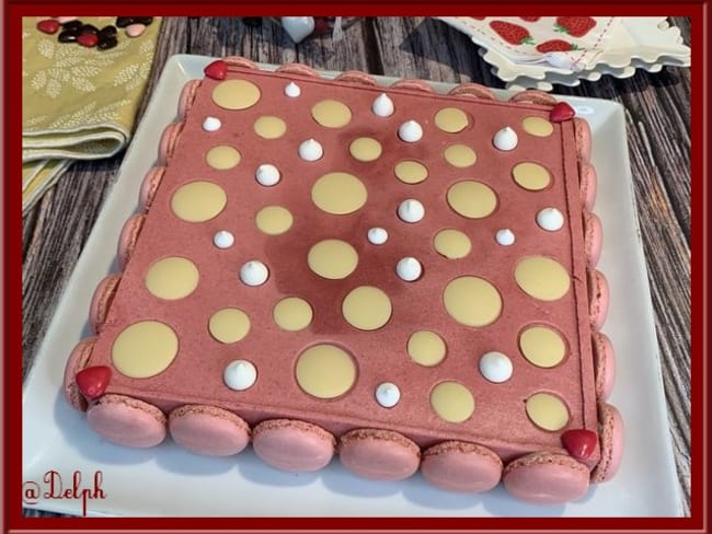 Entremets à la fraises, chocolat blanc et coques de macarons